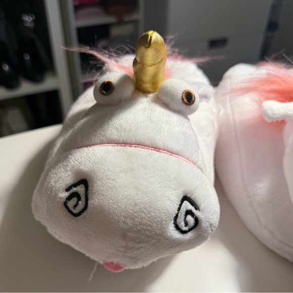 NWOT White Universal Studios Despicable ME Fluffy Unicorn Plush Slippers Size 8 - Picture 3 of 9